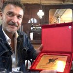 In a Parisian bistrot, Mario Fanfani, director of "Les nuits d'été", finally receives the 2014 Queer Lion from the hands of Sylvain Auzou (Giornate degli Autori - Venice Days); at the awards ceremony in Venice, the trophy was accepted on his behalf by one of the actresses of the movie, the wonderful Zazie de Paris